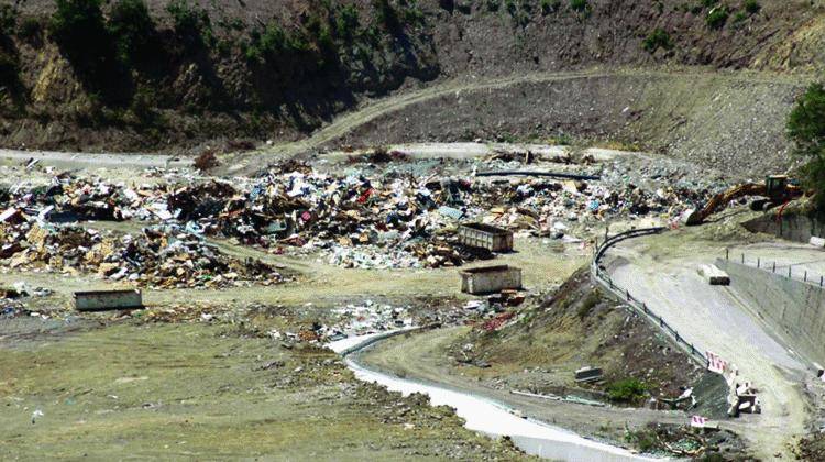 «Noi, prigionieri di una montagna di rifiuti»