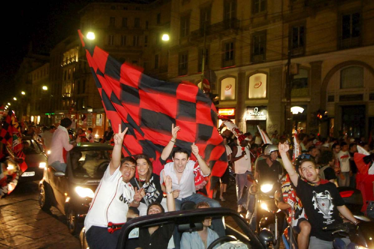 Il Milan festeggia per le vie del centro a bordo di un pullman scoperto