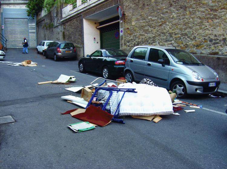 Albaro si ribella al mare sporco e alla spazzatura versata in strada