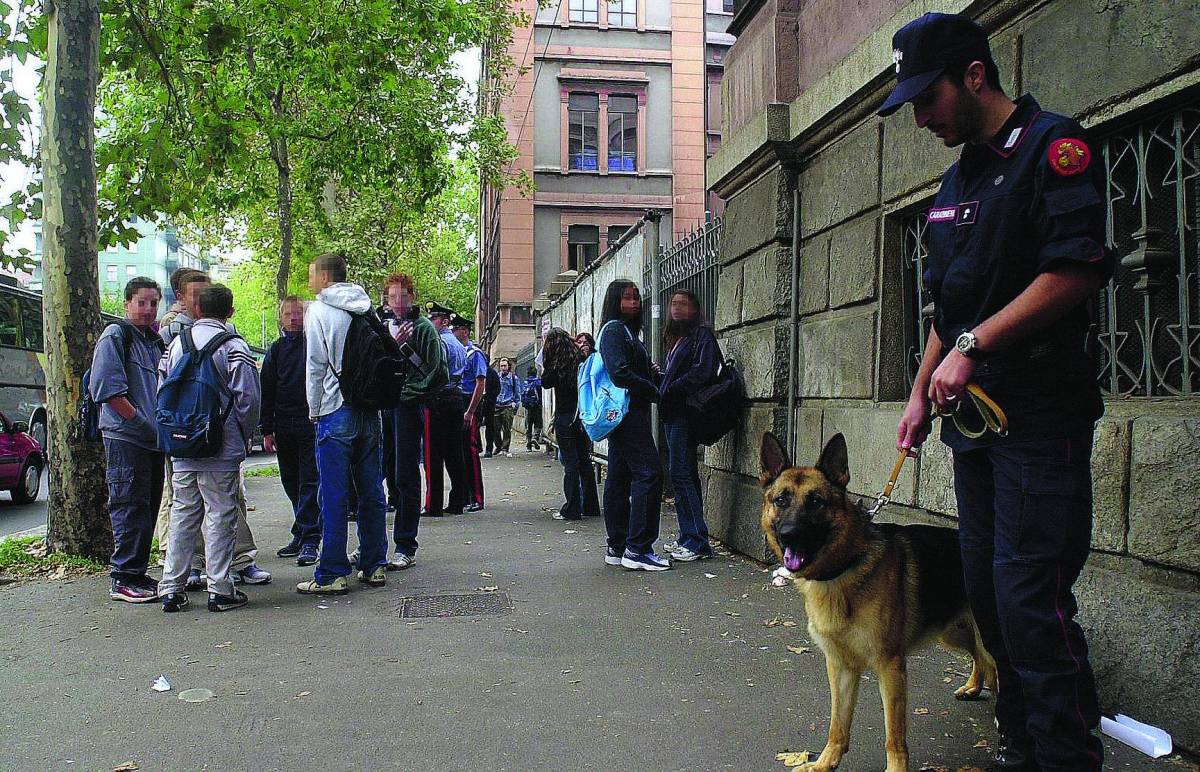 Droga, la Turco manda i Nas nelle scuole