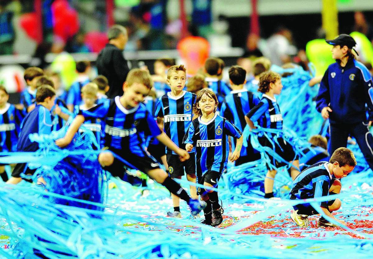 L’Inter in festa dedica lo scudetto a Facchetti