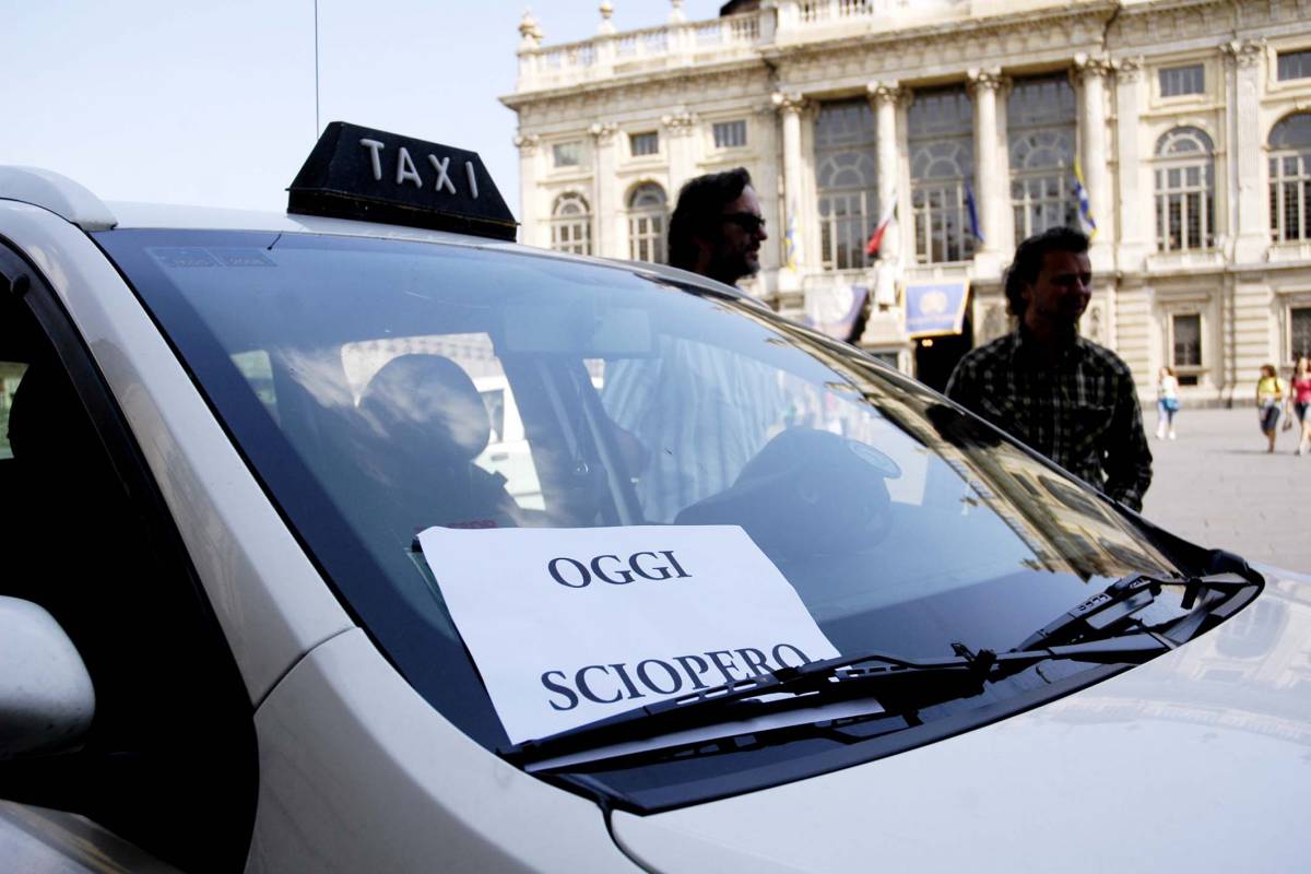 Domani sciopero dei taxi: 30mila auto ferme