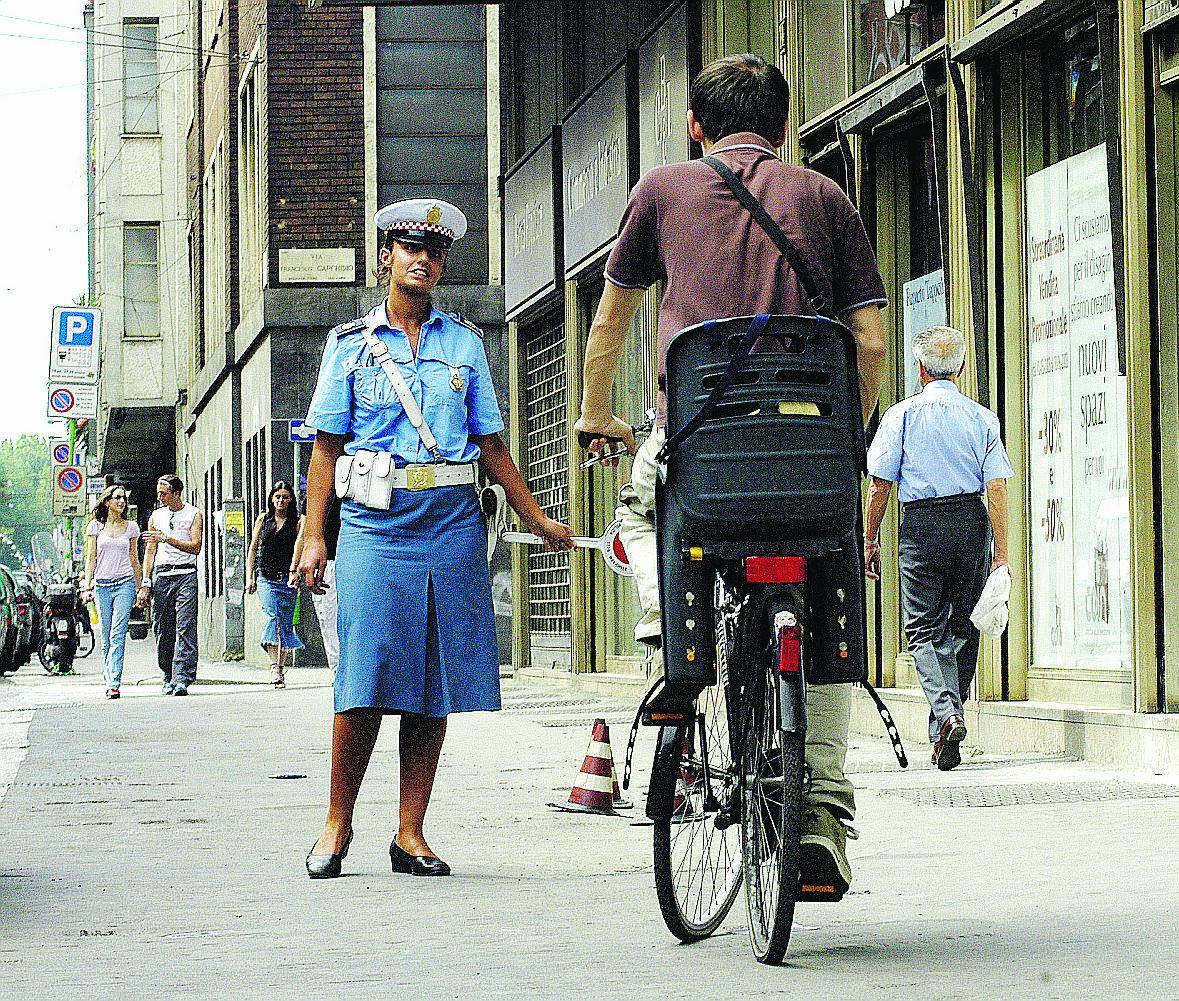 Troppi incidenti e multe ai ciclisti: «Anche le bici su 80 marciapiedi»