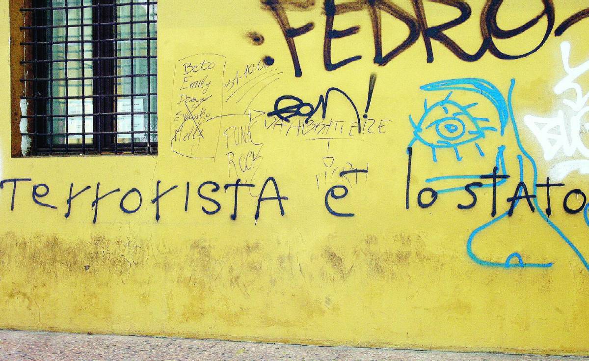 Sfregio a casa Biagi: «Terrorista è lo Stato»