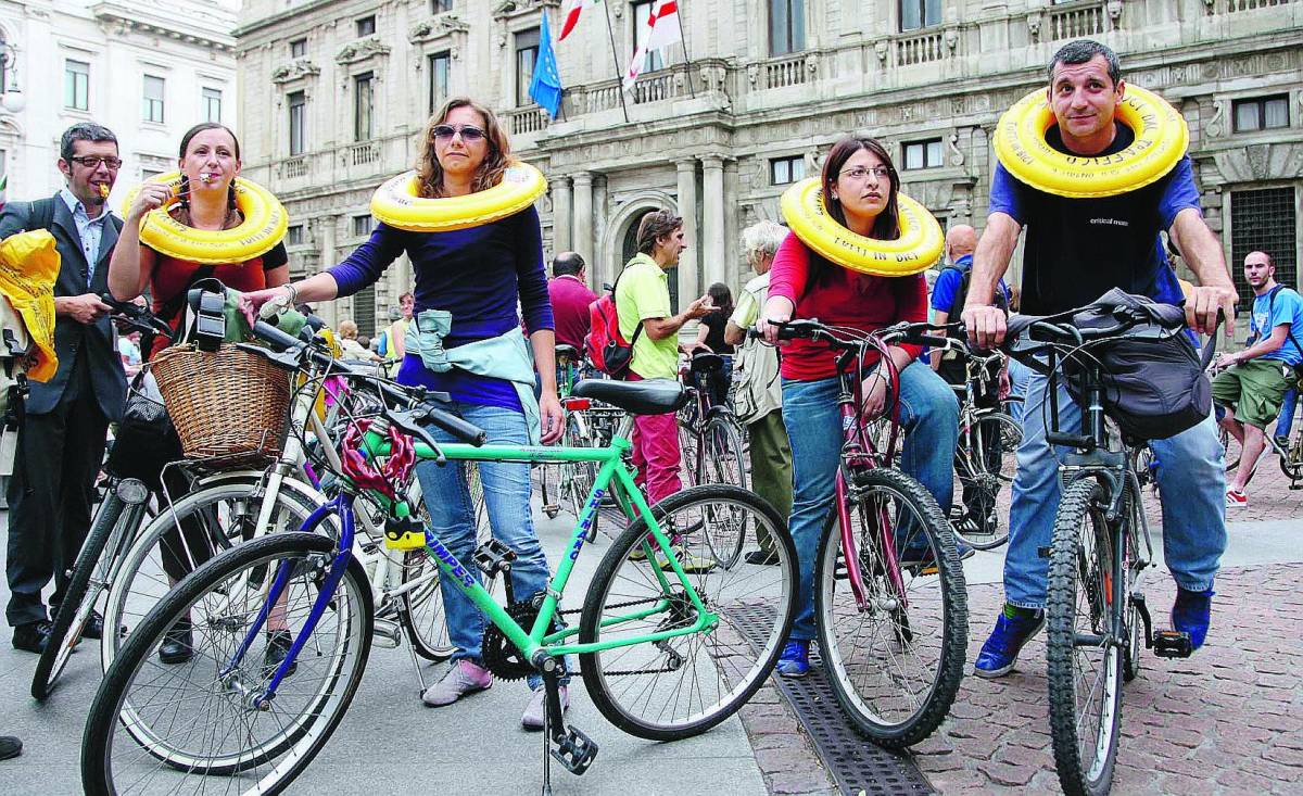 Trecento ciclisti in piazza: dateci strade sicure