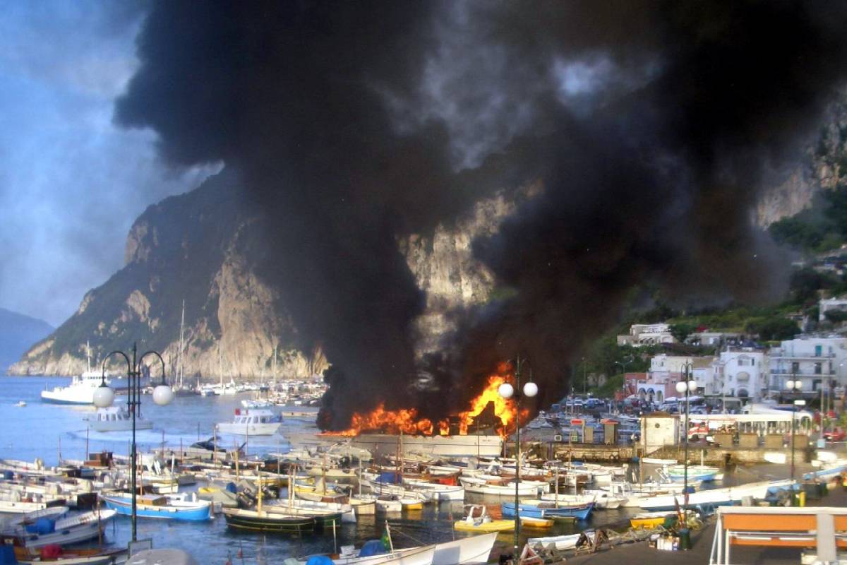 Paura a Capri: nave in fiamme, 5 intossicati