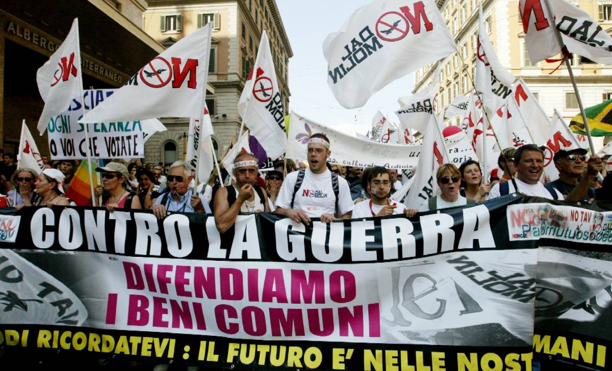 Sfila la sinistra antiamericana. Slogan contro la polizia e tensione