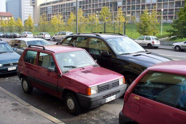 L’auto in doppia fila lecita per uno su tre