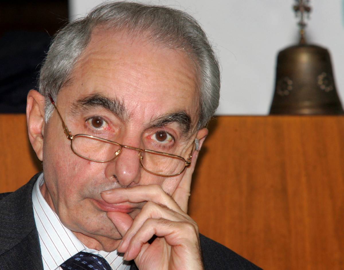 Amato: "Intercettazioni, follia solo italiana" 
Di Pietro attacca: "Problema etico e morale"