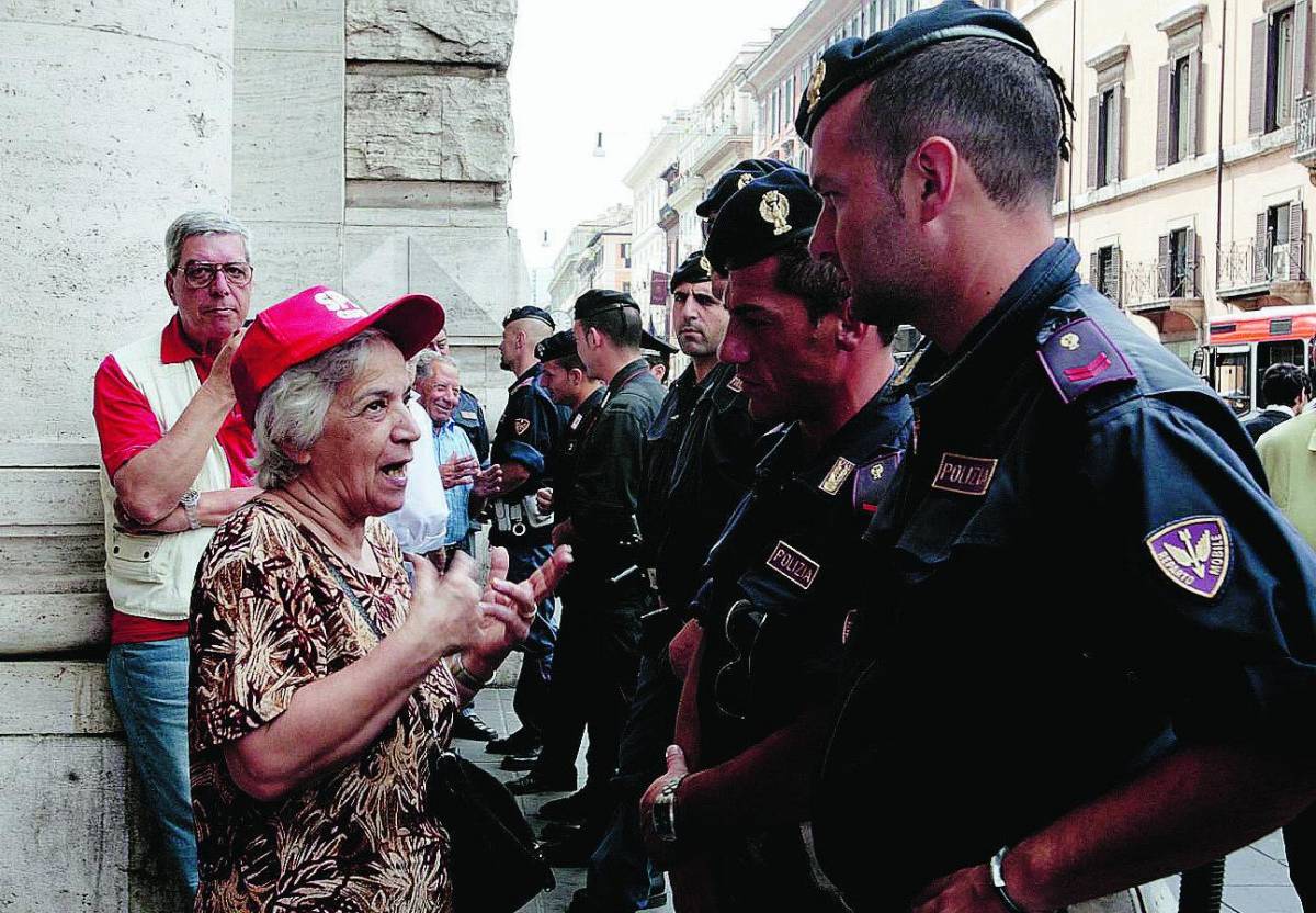 Pensionati, 200mila in piazza contro Prodi 
"Noi, trattati peggio dei black bloc"