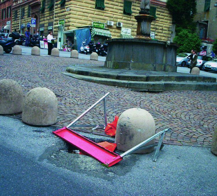 Piazza Marsala sprofonda e il Comune sta a guardare