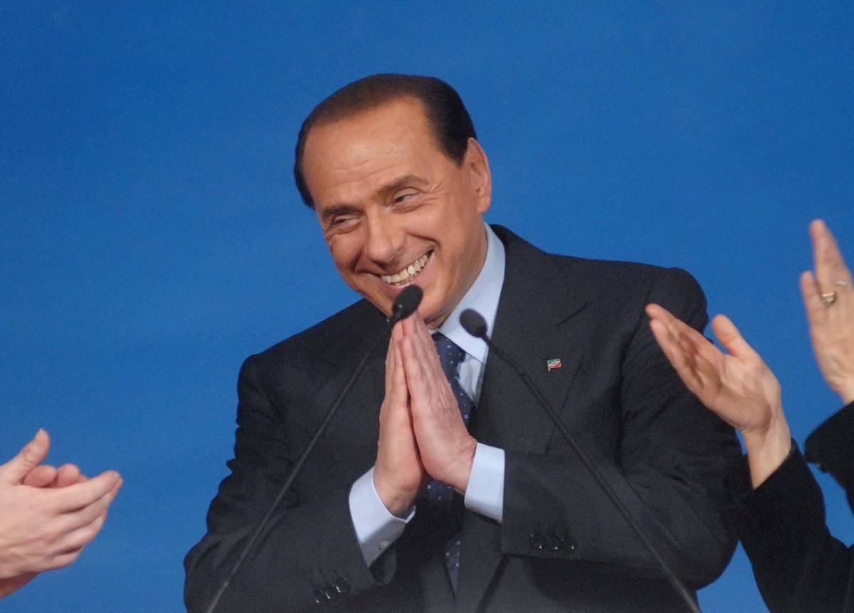 Il governo attacca Berlusconi per una battuta. Casini: "Si occupino di cose serie"