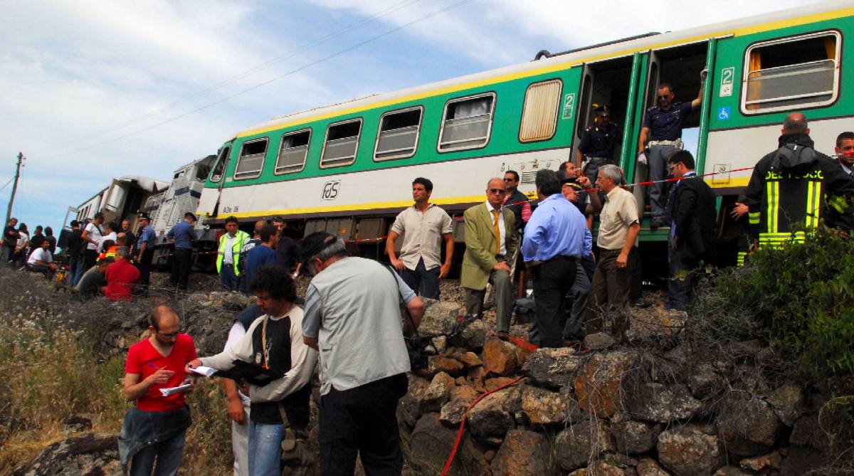 Sardegna, frontale tra treno merci 
e regionale: tre morti e otto feriti