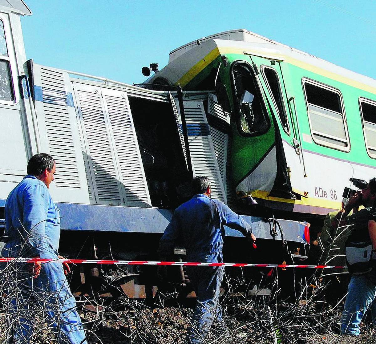 Frontale fra due treni: tre morti, otto feriti