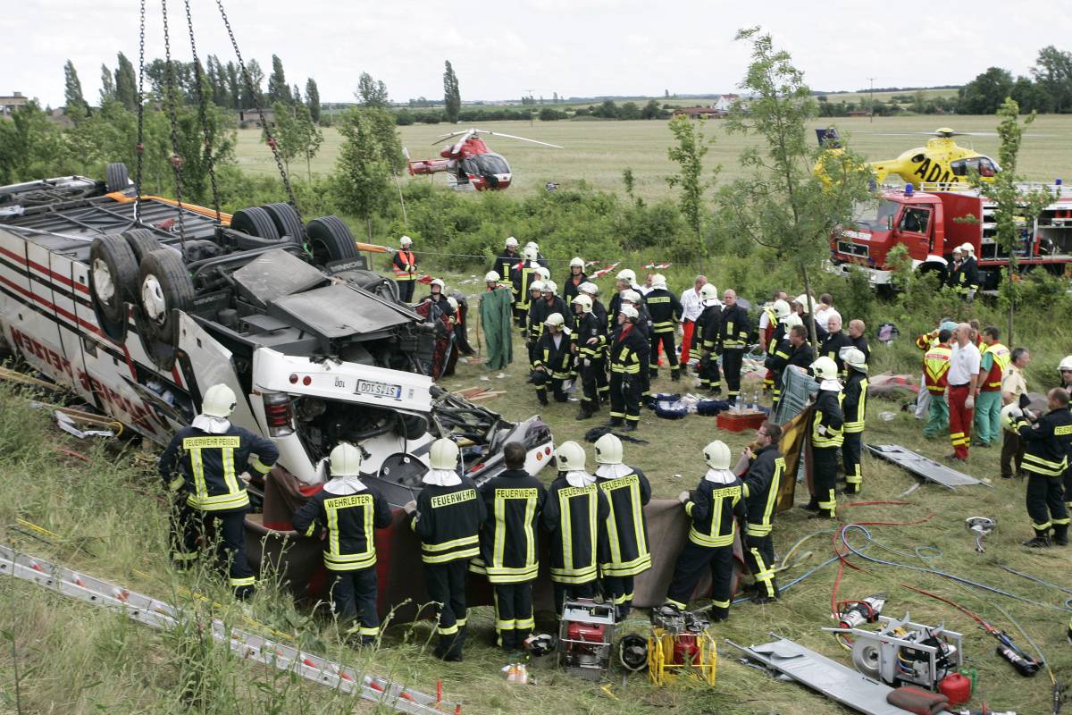 Germania, pullman si ribalta in autostrada: 
13 morti e oltre 30 feriti tra i passeggeri