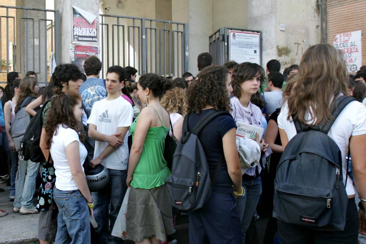 Roma, esami sospesi all'istituto Kennedy 
Per 120 privatisti le prove iniziano a luglio