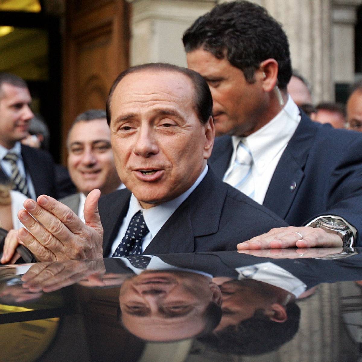 Berlusconi: "Tutte le categorie insoddisfatte del governo". E la folla lo acclama: "Forza Silvio..."