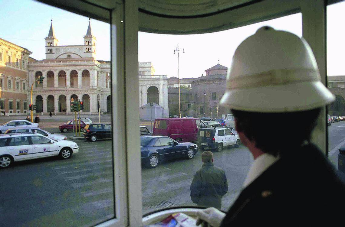 Ambulanti aggrediscono due vigili urbani