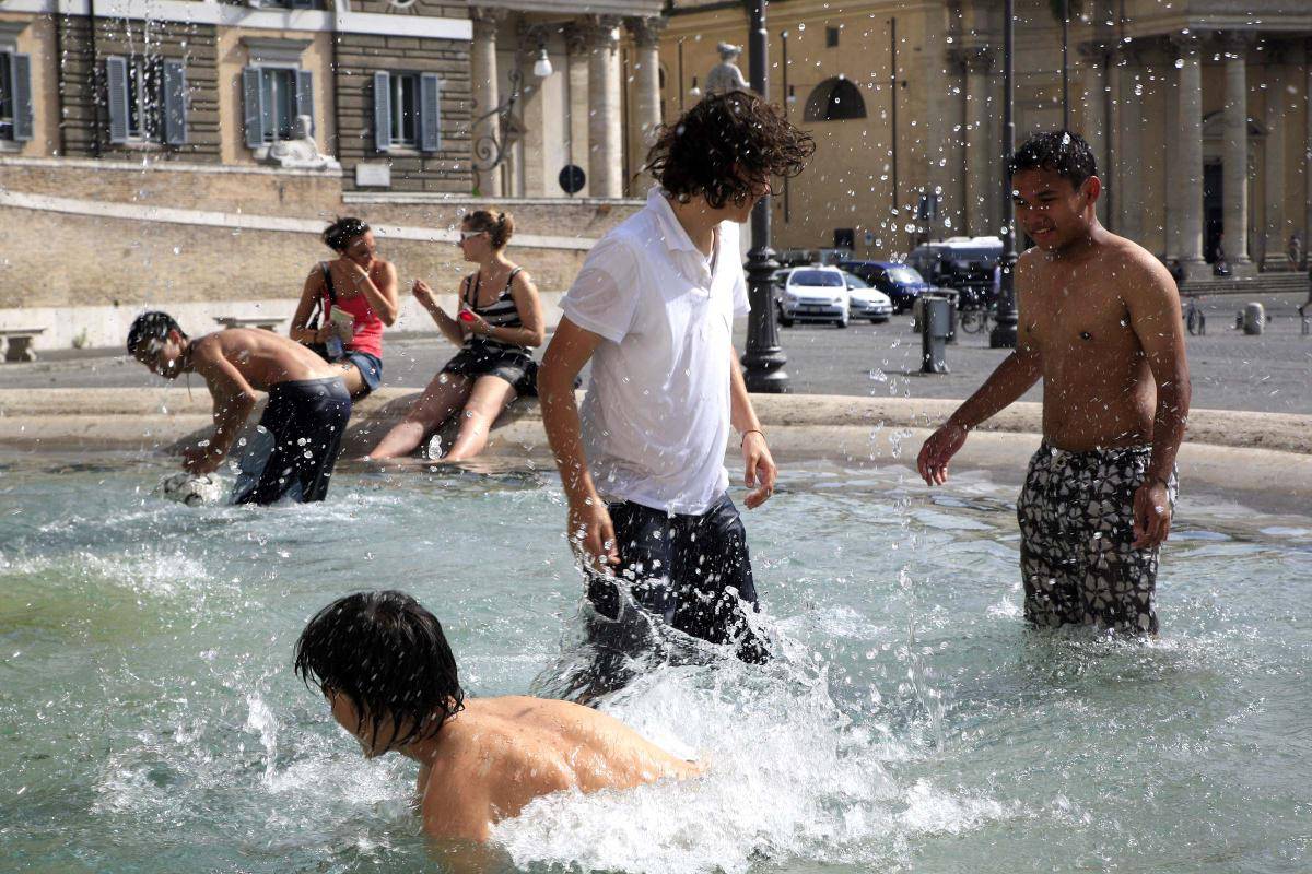 Caldo e incendi, il Sud è in ginocchio 
Trapani, 60enne si accascia e muore