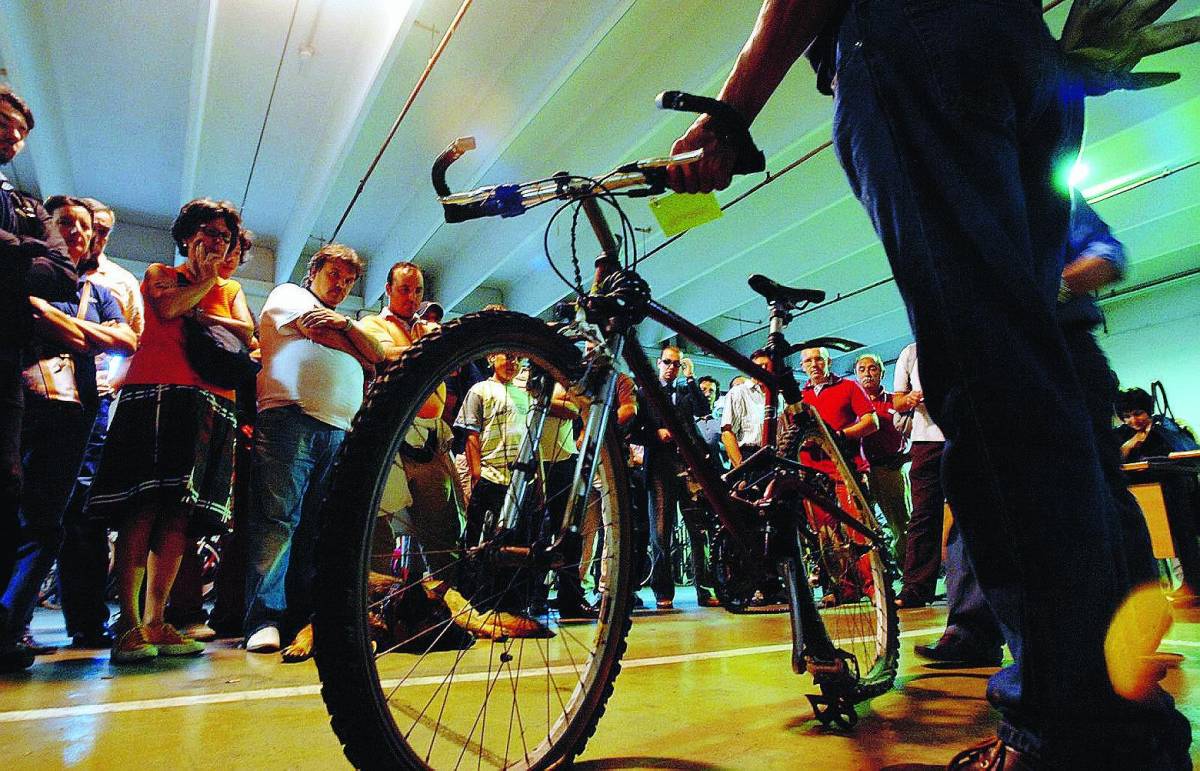 All’asta delle bici di nessuno, affari da 5 euro