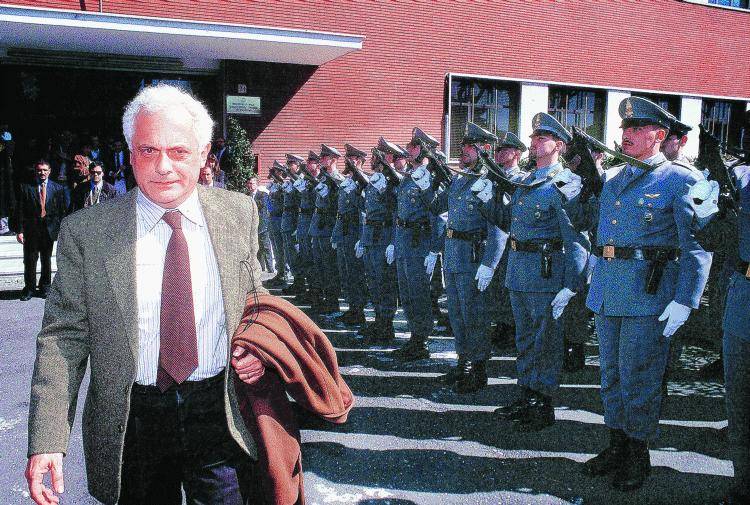 Casa delle libertà in pressing: "Vergogna, deve dimettersi"