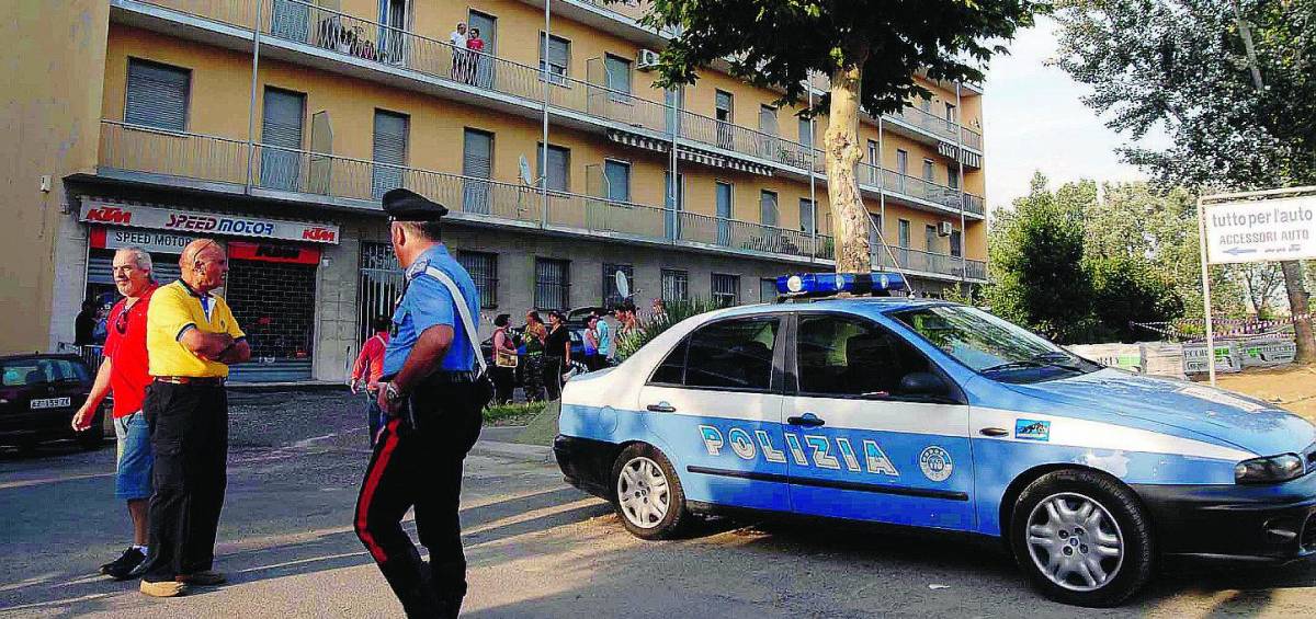 Ennesima lite con i vicini, poi li uccide a fucilate