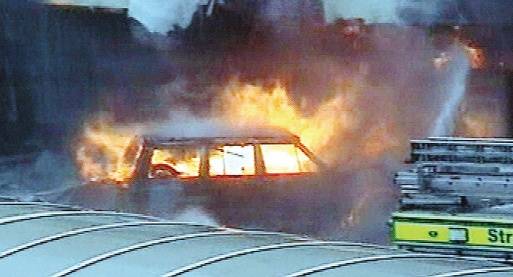 Terrore a Glasgow, auto contro l'aeroporto. Scali blindati