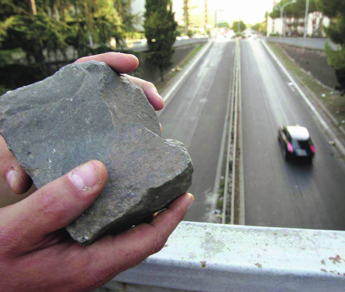 Bergamo, torna l'incubo dei sassi 
dal cavalcavia. Colpite due auto