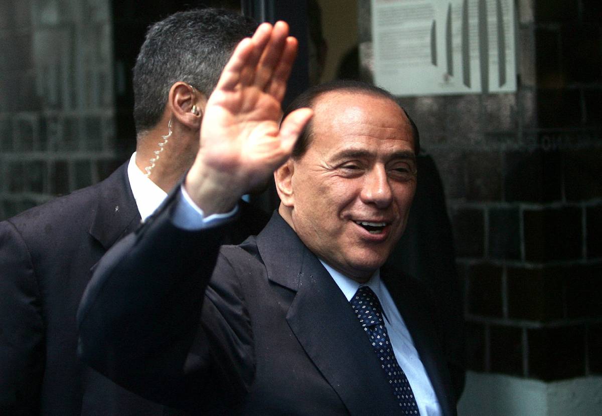 Berlusconi: "Il governo? Non sta in piedi"