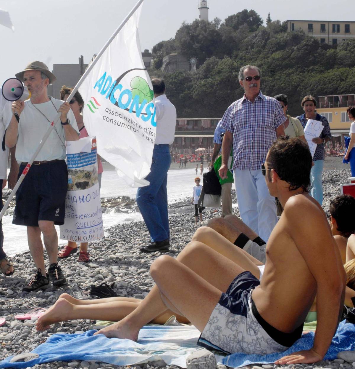 Conquista delle spiagge tra cancelli chiusi e mugugni dei clienti