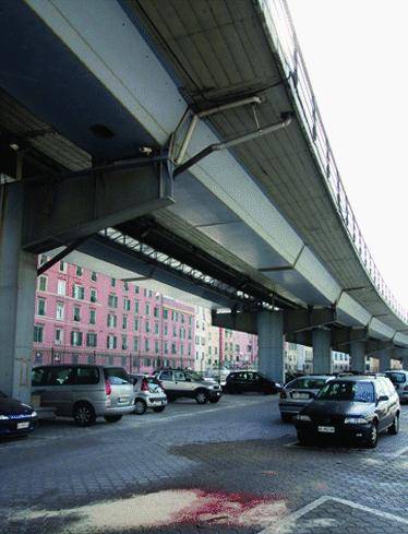 Giovane dilaniato nello schianto in sopraelevata Alcune parti del corpo, sbalzato fuori dall’auto, sono arrivate nella strada sottostante. Illeso il conducente