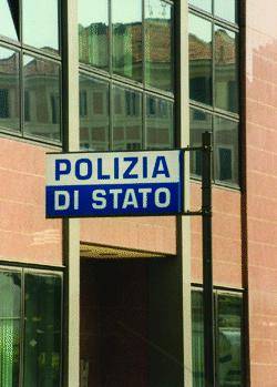 Botte e sputi alla polizia per liberare l’amico