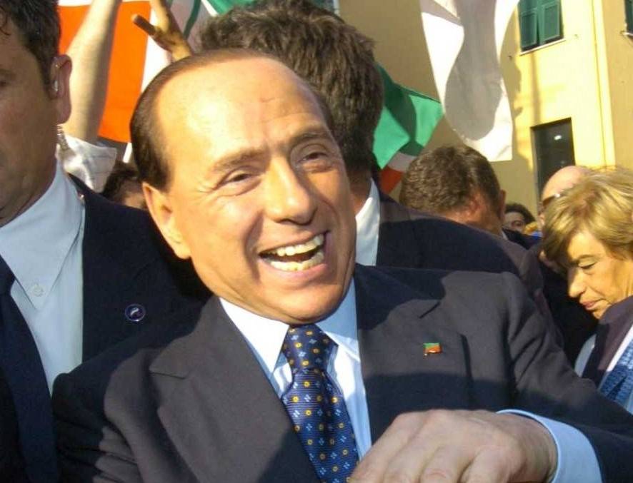 Berlusconi: "Governo in agonia. Presto alle urne"