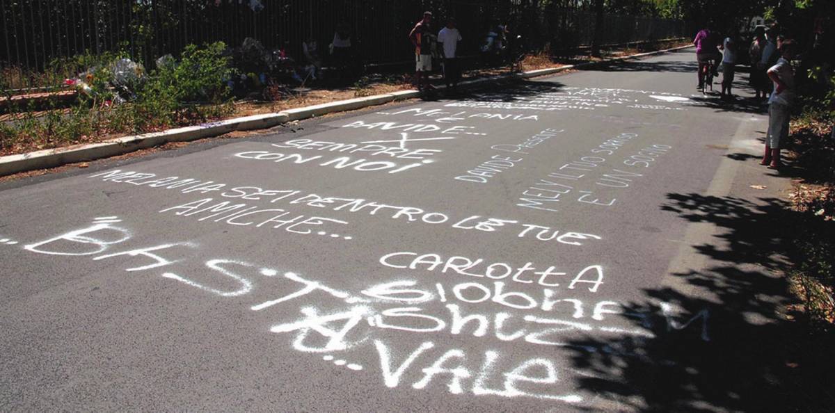 In via della Scafa fiori, scritte e  dolore Sarà lutto cittadino
