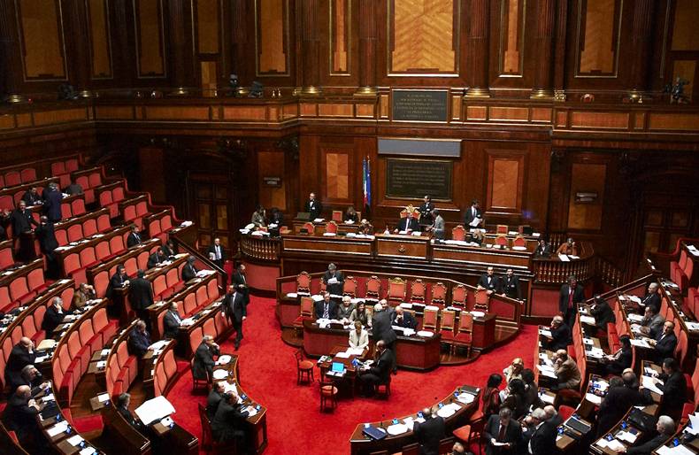 Il Palazzo rinvia i tagli e salva i vitalizi d’oro di deputati e senatori