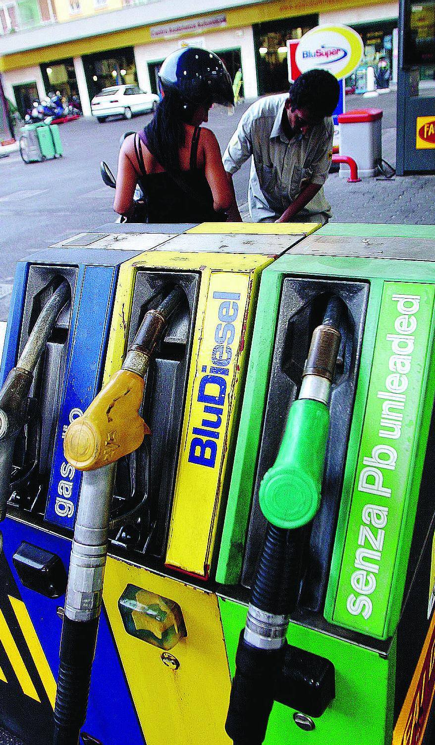 Tutti i numeri del caro benzina in Italia