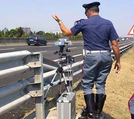 Uno spruzzo e la targa scompare: l’ultima trovata anti-autovelox