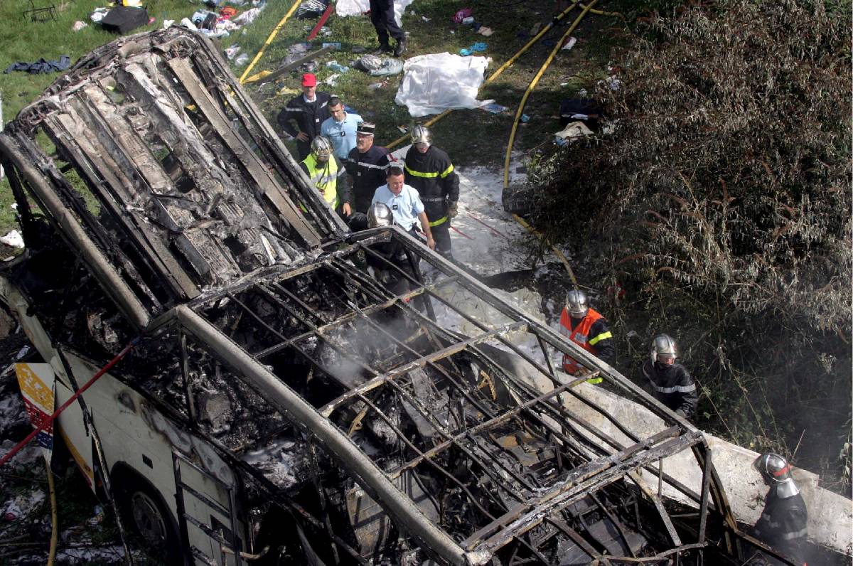 Bus nel burrone: morti 26 pellegrini in Francia. Erano tutti polacchi.