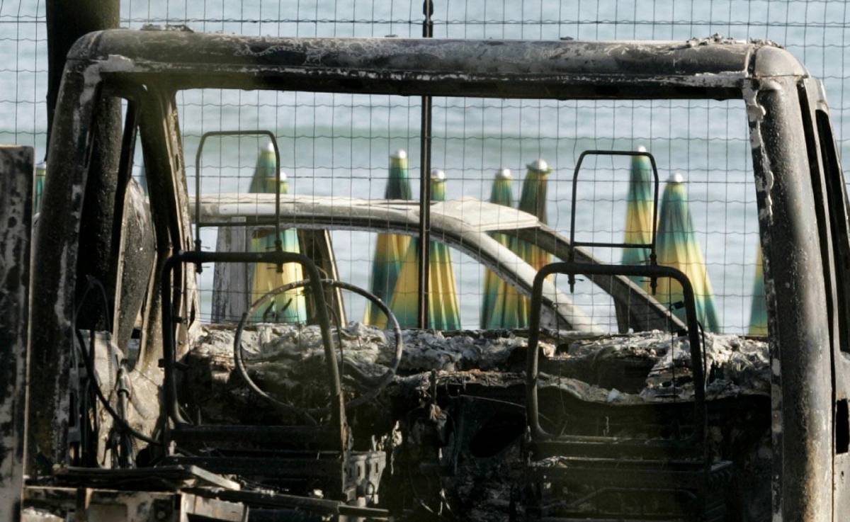 Incendi, il Sud continua a bruciare 
Soccorsi nel Gargano, aperta inchiesta