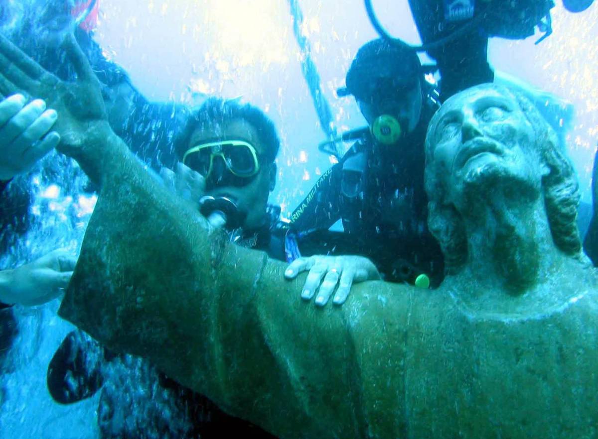 Campane e lumini accompagnano i sub al Cristo degli Abissi