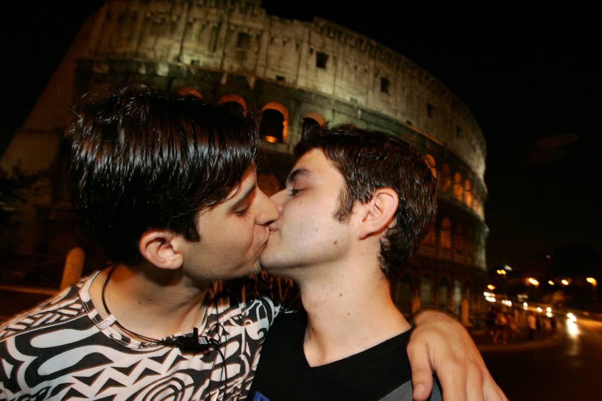 Bacio gay al Colosseo, 
c'è un fascicolo per 
atti osceni in pubblico