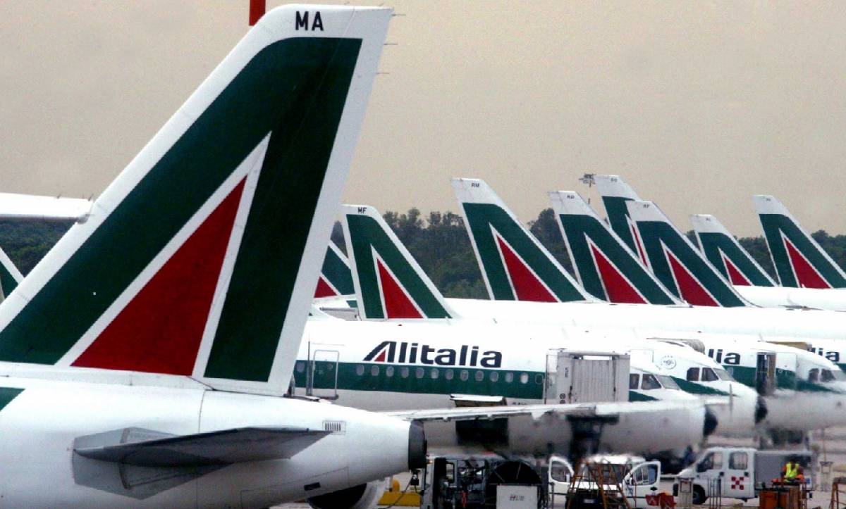 Alitalia, il presidente Libonati si dimette 
Il Tesoro: la compagnia sarà venduta