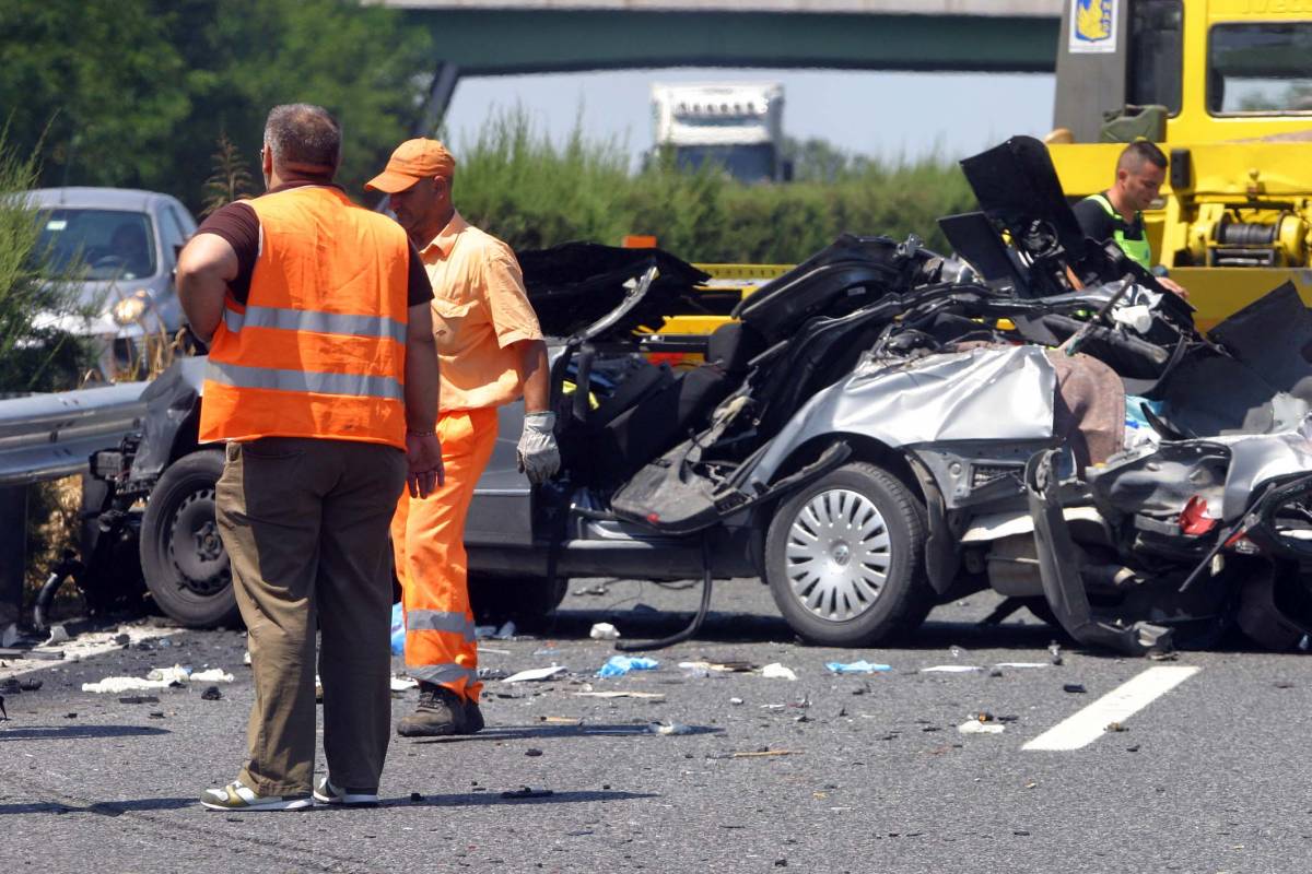 Autocarro salta corsia, 3 morti sulla Torino-Piacenza