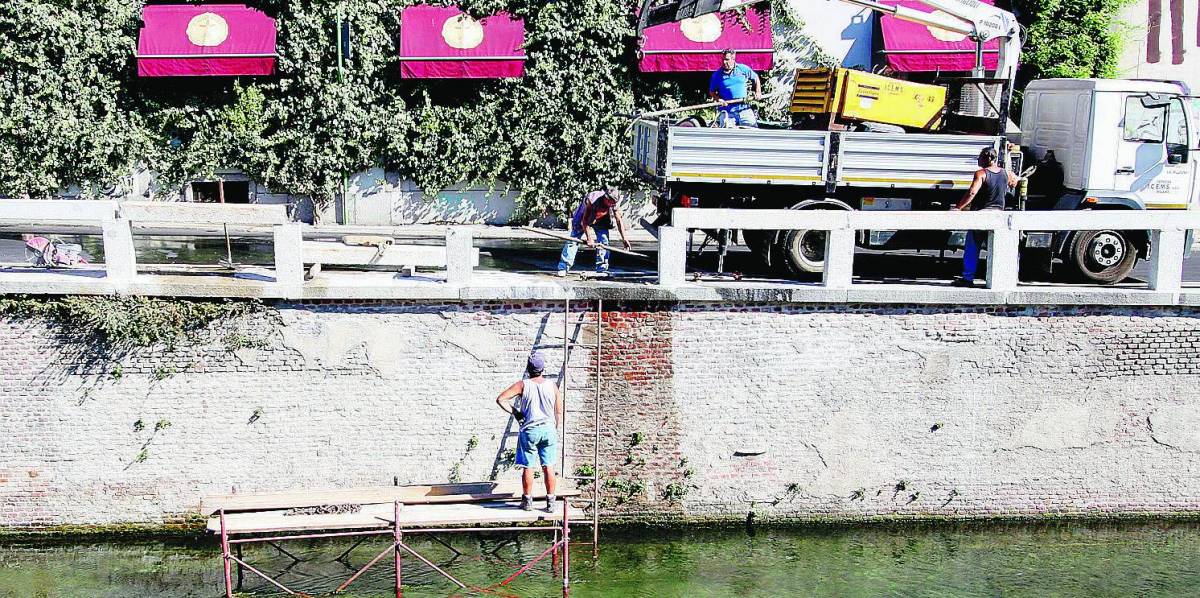 Milioni  «gettati» nel Naviglio. Che cade a pezzi