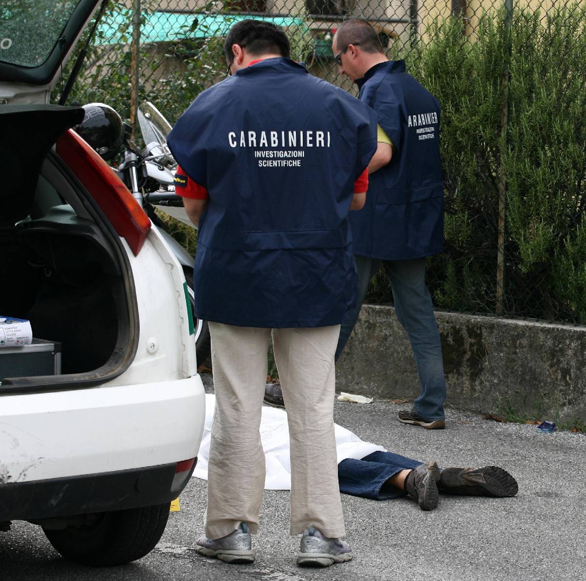 Brescia, sparatoria dopo la rapina. Un morto e due feriti