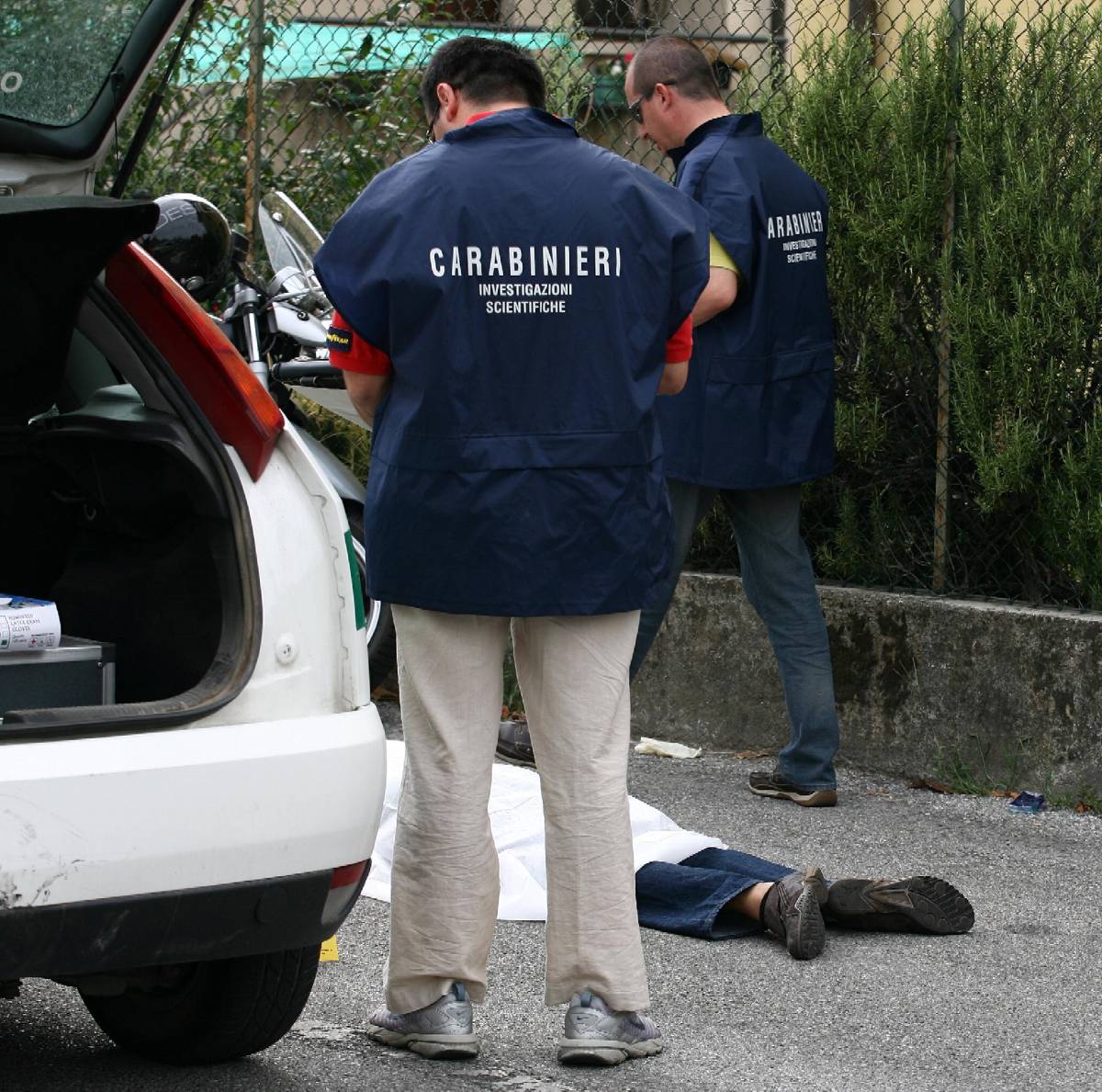 Ancora una rapina finita nel sangue: bandito muore, due carabinieri feriti