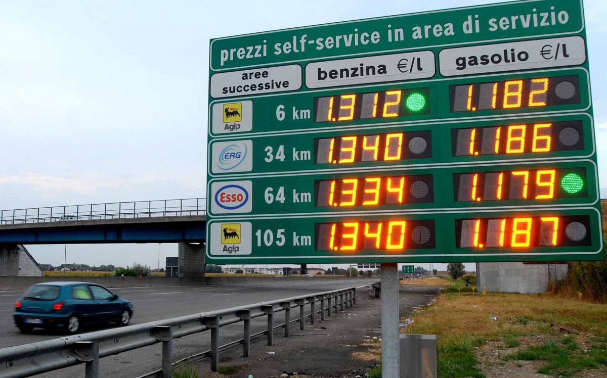 Benzina, un decreto per frenare i prezzi 
Poi Visco ci ripensa: solo in casi estremi