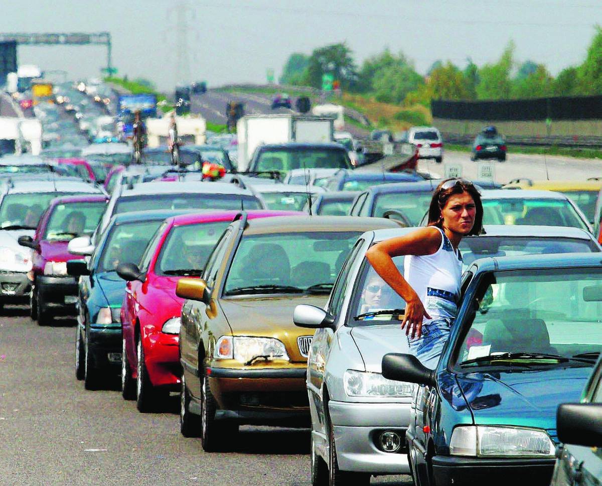 Sull’A4 una fila di cantieri. Ma non c’è nessun operaio