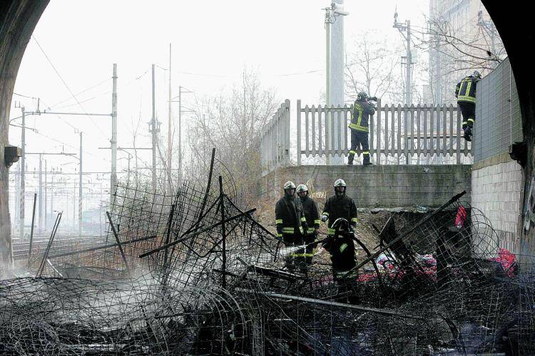 In fiamme la baraccopoli dei rom: due feriti