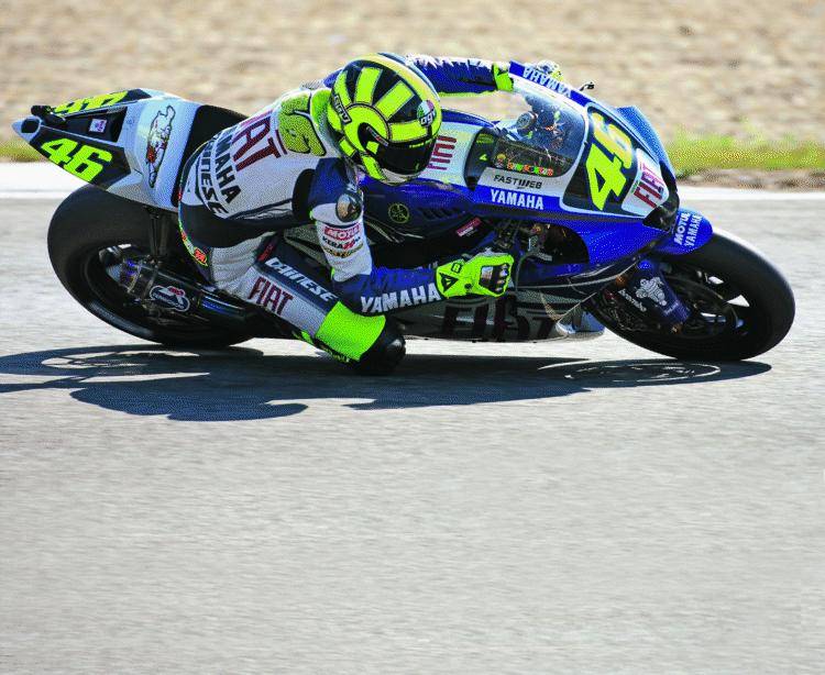 Rossi, sesto e in silenzio Stoner: terza pole di fila